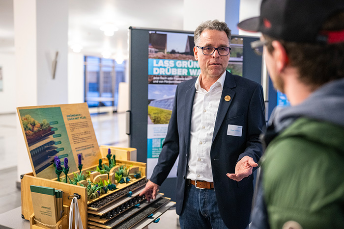 Die Experten der Zukunftsinitiative Klima.Werk berieten die Anwesenden rund ums Thema Dachbegrünung und gaben ihnen wertvolle Tipps fürs eigene Gründach. (Fotos: Stadt Oberhausen/Arne Pöhnert)