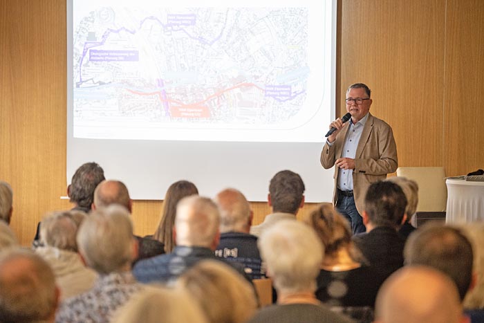 In Sterkrade ziehen viele Akteure an einem Strang: In den vergangenen Monaten haben die vier Projektpartner gemeinsam mit den Versorgungsträgern eine detaillierte und abgestimmte Planung erarbeitet. Diese hat Markus Werntgen-Orman, Leiter Bereich Umwelt und Projektleiter Klima.Quartier, bei einer Dialogveranstaltung vorgestellt. (Foto: RDN/Arne Pöhnert)