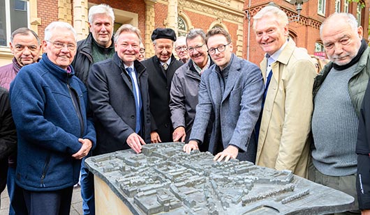 Oberbürgermeister Thorsten Berg (4.v.l.), Initiator des Projektes Dr. Stefan Welbers (5.v.l.) und Künstler Felix Brörken (3.v.r.) eröffneten feierlich das neue Sterkrader Stadtmodell. Foto: Stadt Oberhausen/Tom Thöne