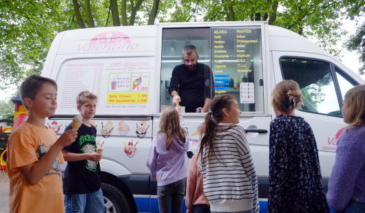 Kinder am Eiswagen
