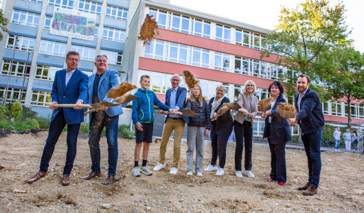 Beigeordneter Michel Jehn und Jürgen Schmidt mit Vertreterinnen und Vertretern von SBO, Politik, Verwaltung und Schulgemeinschaft beim offiziellen Spatenstich. (Stadt Oberhausen/Carsten Walden)