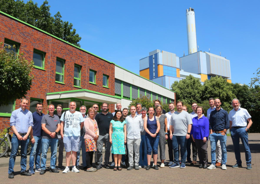 Vertreterinnen und Vertreter der beteiligten Unternehmen sowie der Stadt Oberhausen mit der Geschäftsleitung der GMVA. (Stadt Oberhausen/Carsten Walden) 