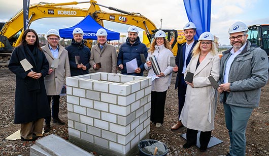 Legten den Grundstein für die neue Decathlon-Filiale am Brammenring (v.l.n.r.): Niels Weißenberg, Niederlassungsleiter Goldbeck Bochum, Stefan Kaiser, Development & Real Estate Director bei Decathlon, Oberbürgermeister Thorsten Berg, Abdelaziz Rachidi, Ex