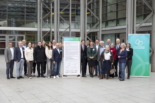 Setzen sich für klimaresiliente Gewerbegebiete in der Emscher-Lippe-Region ein: Dezernent*innen und Vertreter*innen aus Kommunen der Zukunftsinitiative Klima.Werk, unter anderem Markus Werntgen-Orman (Leiter Umwelt Stadt Oberhausen) mit den Vorständen von