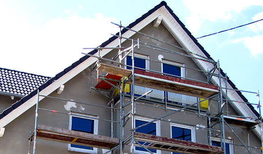 Haus mit Baugerüst. Foto: Rainer Sturm