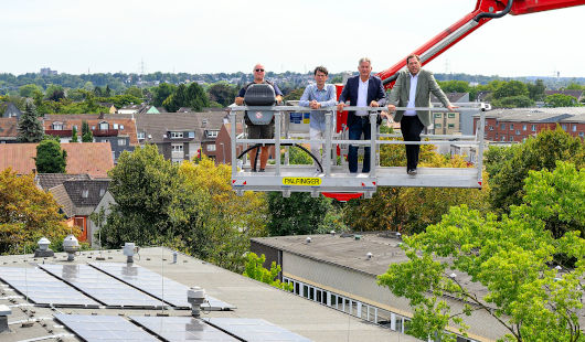 von rechts nach links: Oberbürgermeister Daniel Schranz, Jürgen Schmidt, Schuldezernent, Marcus Kortmann, Schulleiter am Heinrich-Heine-Gymnasium und ein Mitarbeiter der Hubwagenfirma. Foto: Stadt Oberhausen/Tom Thöne)