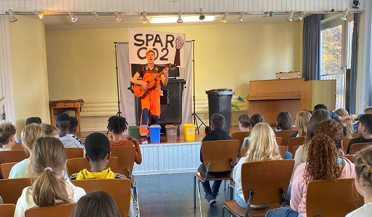 Kinder der Overbergschule lauschen dem Müllvermeidungs-Lied von „Herrn Stinknich“ alias Patrick Strohm. Foto: Stadt Oberhausen