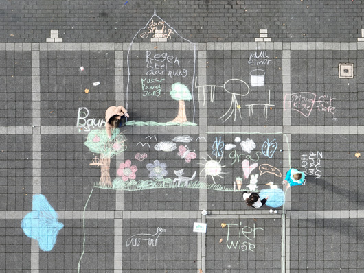 Kinder malen mit Kreide