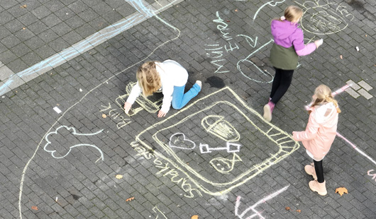 Kinder malen mit Kreide