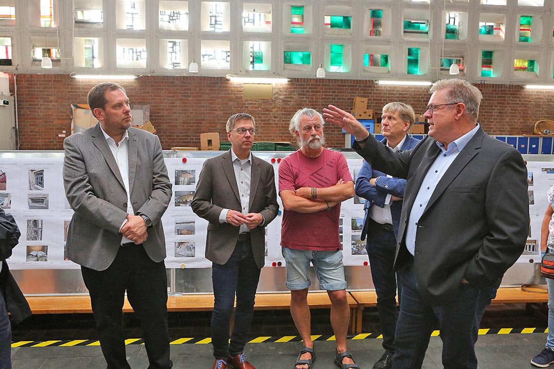 Ingenieur Werner Maliska (r.) erklärte Oberbürgermeister Daniel Schranz (l.), wie die Betonwand und die Fenster saniert wurden. Mit im Bild: Der Beigeordnete Michael Jehn in seiner Funktion als Mitglied des Kirchenvorstandes St. Marien, Martin Fey von der Kirchengemeinde St. Marien und Uwe Achterfeld, Schatzmeister Förderverein. Foto: Stadt Oberhausen/Carsten Walden