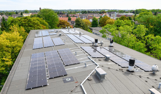 Photovoltaik-Anlae auf dem Dach des Heinrich-Heine-Gymnasiums