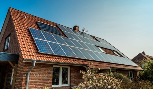 Beispiel einer Photovoltaikanlage (Foto: Adobe Stock Bilder, Diyana Dimitrova)