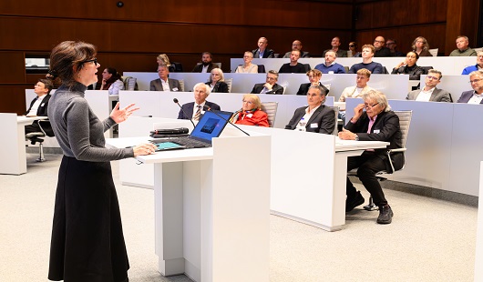 • Kunst- und Archtitekturhistorikerin Dr. Alexandra Apfelbaum hielt einen Vortrag zum Thema „Gebaute Identität - Oberhausens Architektur als Chance für die Zukunft“. Foto: Stadt Oberhausen/Tom Thöne