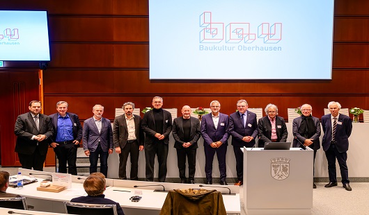 Daniel Schranz mit den Vertretern der ausgezeichneten Bauwerke (v.l.n.r.): Probst André Müller (Eigentümervertreter der Klosterkirche), Prof. Dr. Wolfgang Sonne (Laudator der Haltestelle Neue Mitte), Prof. Tim Rieniets (Laudator der Elsa-Brändström-Str. 1