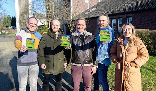 von links nach rechts: Thomas Freese, Küster Apo Tackenberg; Christopher Benning, Fachbereich Klimaschutz Stadt Oberhausen; Christopher Seifried, Sanierungsmanager; Ralf Kasper, Pfarrer Apo Tackenberg; Annika Lipke, Klimaagentur Rhein-Ruhr (Foto: Stadt Oberhausen/Tom Thöne)