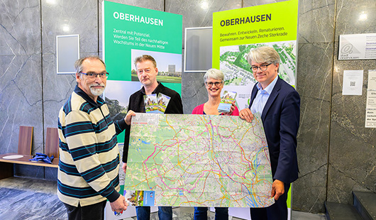 Der zuständige Beigeordnete Dr. Thomas Palotz (r.) stellte gemeinsam Michael Schmitz (OWT) sowie mit den Bereichsleitern Hans-Werner Küppers (li.) und Ricarda Mauksch den neuen Radplan vor.