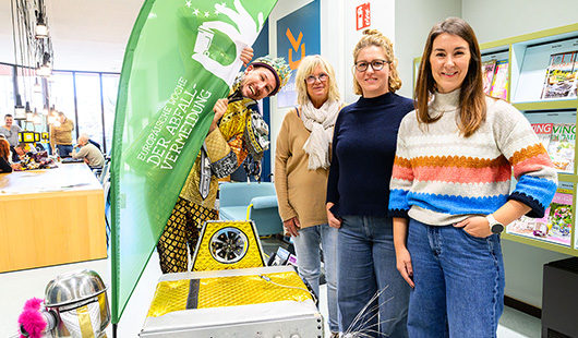 King Richy, König des Elektroschrotts, Monika Altena, Leitung Stadtteilbibliothek Sterkrade, Nina Boos und Britta Felwor von der städtische Abfallberatung.