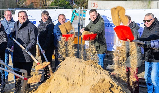 Oberbürgermeister Daniel Schranz (6.v.l.), Sportdezernent Jürgen Schmidt (r.) sowie Vertreterinnen und Vertreter aus Politik und Verwaltung beim offiziellen Spatenstich zum Neubau des Sportfunktionsgebäudes bei Grün-Weiß Holten. (Foto: Stadt Oberhausen/To