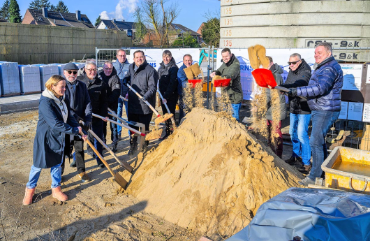 Oberbürgermeister Daniel Schranz (6.v.l.), Sportdezernent Jürgen Schmidt (r.) sowie Vertreterinnen und Vertreter aus Politik und Verwaltung beim offiziellen Spatenstich zum Neubau des Sportfunktionsgebäudes bei Grün-Weiß Holten. (Foto: Stadt Oberhausen/Tom Thöne)