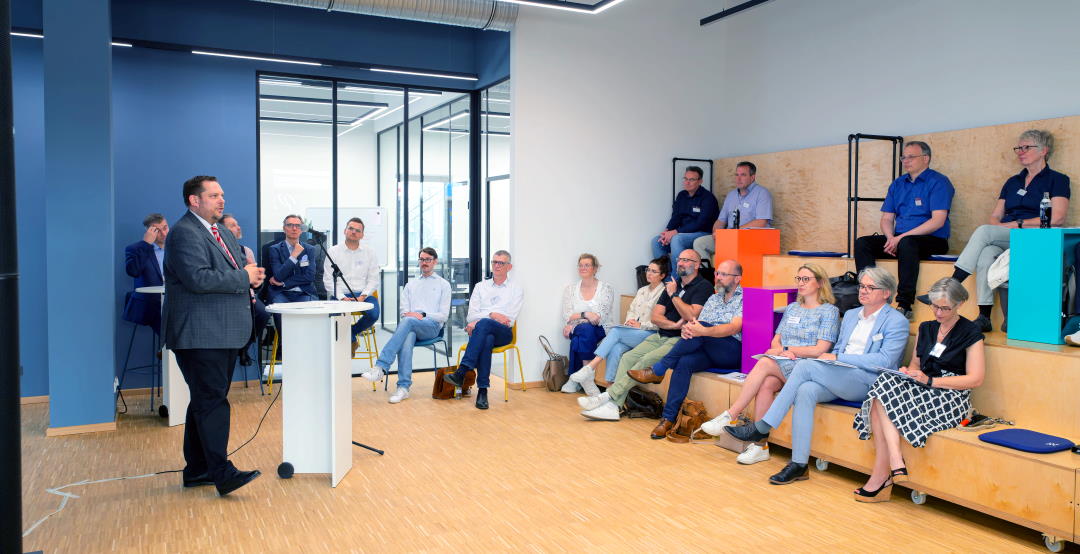 Oberbürgermeister Daniel Schranz spricht in den neuen Räumen des Wissenschaftscampus (Foto: Stadt Oberhausen/Tom Thöne)
