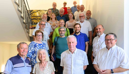 Bürgermeister Werner Nakot (1. Reihe, ganz rechts) begrüßte ehemalige und aktive Mitglieder des Naturschutzbeirats zur Jubiläumsfeier im Rathaus. Foto: Stadt Oberhausen/Tom Thöne