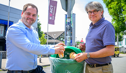 Nicolai Schwandt, Geschäftsführer McDonald’s Schwandt, und Dr. Thomas Palotz, Beigeordneter für Stadtplanung, Bauen, Mobilität und Umwelt, besiegeln die Partnerschaft. Foto: Stadt Oberhausen/Tom Thöne