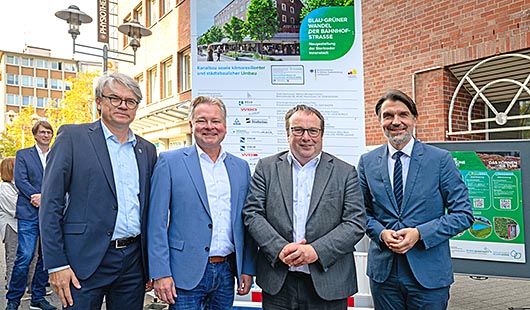 Eröffneten die Baustelle zur Neugestaltung der Bahnhofstraße in Sterkrade symbolisch (v.l.n.r.): Dr. Thomas Palotz, Beigeordneter für Stadtplanung, Bauen, Mobilität und Umwelt der Stadt Oberhausen, Oberbürgermeister Thorsten Berg, Prof. Dr. Uli Paetzel, V