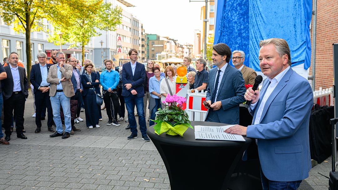   Oberbürgermeister Thorsten Berg bei der symbolischen Eröffnung der Baustelle auf der Bahnhofstraße. Foto: Stadt Oberhausen/Tom Thöne