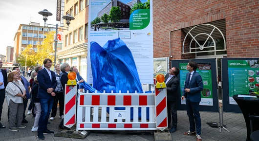 Enthüllung des Baustellenschildes mit (v.l.n.r.): Dr. Randolf Coburg, Geschäftsführer Emscher Wassertechnik, Umweltdezernent Dr. Thomas Palotz, Oberbürgermeister Thorsten Berg, NRW-Umweltminister Oliver Krischer, und Prof. Dr. Uli Pätzel, Vorstandsvorsitender Emschergenossenschaft und Lippeverband. Foto: Stadt Oberhausen/Tom Thöne