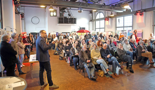 Christoph Hülsebusch, Bereichsleiter Stadtplanung bei der Stadt Oberhausen, gab einen Überblick über den aktuellen Stand sowie die zukünftige Entwicklung des Brückenschlags. (Foto: Stadt Oberhausen)