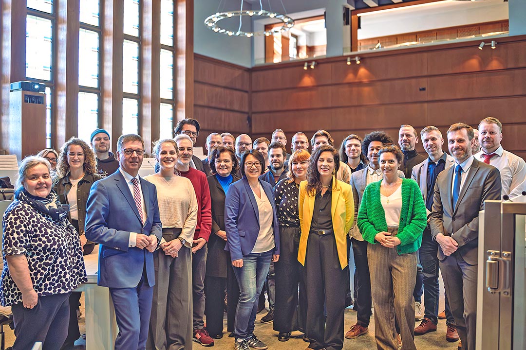 Beigeordneter Michael Jehn (5. v.l.), CIO Boris van Benthem (2. v.r.), Jurymitglieder, die Antragstellerinnen und Antragssteller der geförderten Projekte sowie das Smart City Team (Foto: Stadt Oberhasuen)