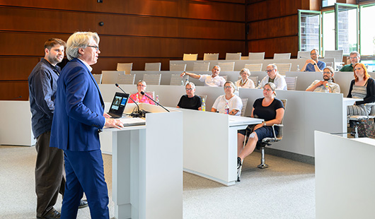 Die erfolgreichsten Radlerinnen und Radler und Siegerteams wurden im Ratssaal von Dr. Thomas Palotz, Beigeordneter für Stadtplanung, Bauen, Mobilität und Umwelt, geehrt. Foto: Stadt Oberhausen/Tom Thöne