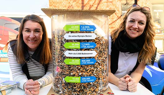 Britta Felwor (l.) und Sarah Otremba von der städtischen Abfallberatung zeigen die Ergebnisse der Kippensammelaktion. Foto. Stadt Oberhausen/Tom Thöne