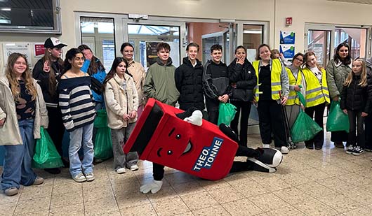 Gemeinsam mit „Theo Tonne“ sammelten die Schülerinnen und Schüler der Heinrich-Böll-Gesamtschule im Rahmen eines Wettbewerbs Müll. Foto: Stadt Oberhausen