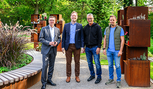 v.l. Herr Michael Jehn (Beigeordneter), Florian Reeh (Betriebsleitung der SBO), Ralf Dombrowski (Abteilungsleitung Grünflächenmanagement und Friedhöfe) und Miguel Elfering (Sachgebietsleitung Friedhöfe) im Garten der Erinnerung auf dem Nordfiredhof.