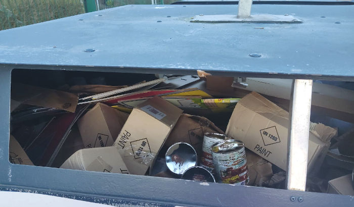 Giftstoffe im Altpapiercontainer entsorgt. Foto: WBO