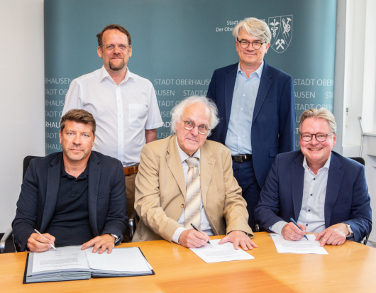 20.07.2026 - Ein wichtiger Meilenstein für die Nachnutzung des NEWAG-Areals an der Ripshorster Straße ist erreicht: Am Freitag, 17. Juli, 2026, unterzeichnete Oberbürgermeister Thorsten Berg gemeinsam mit Vertretern der Projekteigentümer die Planungsvereinbarung für die städtebauliche Entwicklung des Geländes im Stadtteil Borbeck. Geschaffen werden soll ein neues Wohnquartier mit ausreichend Freiraum- und Grünflächen. In seiner Sitzung am 13. Juli 2026 hatte der Rat der Stadt Oberhausen die Nachnutzung der einstigen Industriebrache beschlossen. „Mit der Unterzeichnung der Planungsvereinbarung setzen wir einen weiteren wichtigen Schritt für die Zukunft unserer Stadt. Das NEWAG-Areal bietet die Chance, dringend benötigten Wohnraum zu schaffen und gleichzeitig ein Stück Oberhausener Industriegeschichte in die Zukunft zu führen. Wir wollen hier ein lebendiges, nachhaltiges Quartier entwickeln, das den Menschen in unserer Stadt zugutekommt“, erklärt Oberbürgermeister Thorsten Berg.