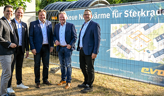 v.l.n.r.: Timm Dolezych, kaufmännischer Vorstand der evo, Florian Reeh, Betriebsleiter der SBO, Olaf Rabsilber, Vorstandsvorsitzender der Sterkrader Wohnungsgenossenschaft, Thorsten Berg, Oberbürgermeister der Stadt Oberhausen und Christian Basler,  techn