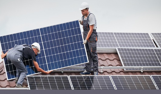 Solarpanels auf dem Dach: Quelle: Adobe Stock