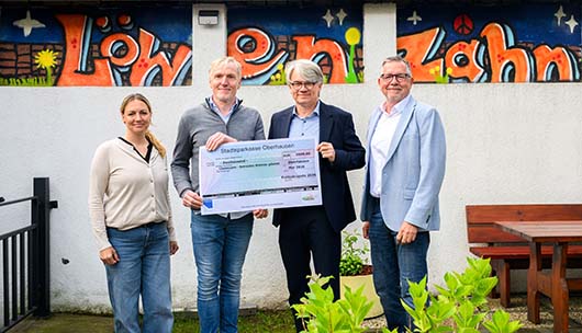 Umweltdezernent Thomas Palotz (2.v.r.), Markus Werntgen-Orman, Bereichsleiter Umwelt, (1.v.r.) sowie Sarah Otremba von der städtischen Abfallberatung übergaben den Spendenscheck an Geschäftsführer Rainer Große-Erwig. Foto: Stadt Oberhausen/Tom Thöne