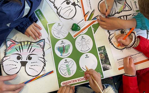 Kinder zeichnen Insekten. Foto: Stadt Oberhausen