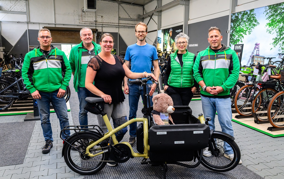 Mitarbeitende der e-motion e-Bike Welt um Geschäftsführer Erol Yesilbas (r.) und Inhaber Karl-Josef Pinger (2.v.l.) überreichen das Lastenrad an STADTRADELN-Star Jessica Hagenbach. Clemens Printz (3.v.r., lokaler STADTRADELN-Koordinator bei der Stadtverwaltung) freut sich über diesen Einsatz für nachhaltige Mobilität. Foto: Stadt Oberhausen/Tom Thöne