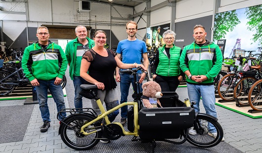 Mitarbeitende der e-motion e-Bike Welt um Geschäftsführer Erol Yesilbas (r.) und Inhaber Karl-Josef Pinger (2.v.l.) überreichen das Lastenrad an STADTRADELN-Star Jessica Hagenbach. Clemens Printz (3.v.r., lokaler STADTRADELN-Koordinator bei der Stadtverwa