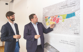 Oberbürgermeister Daniel Schranz und Strategiedezernet Ralf Güldenzopf betrachten das Planungsgebiet Neue Mitte