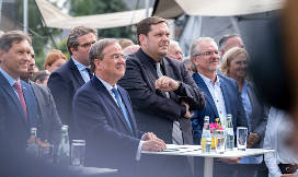 Oberbürgermeister Daniel Schranz und NRW-Ministerpräsident Armin Laschet bei der Eröffnung des Emscherpumpwerks