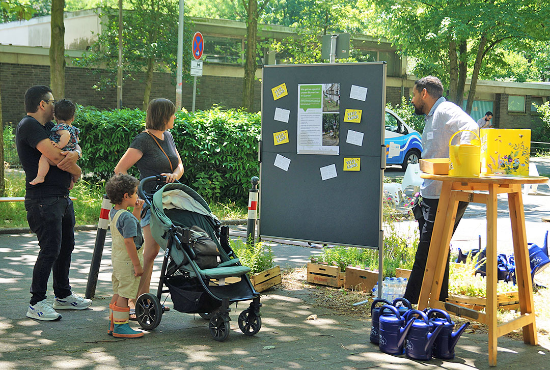 Familie am Infostand der Infobörse im Marienviertel