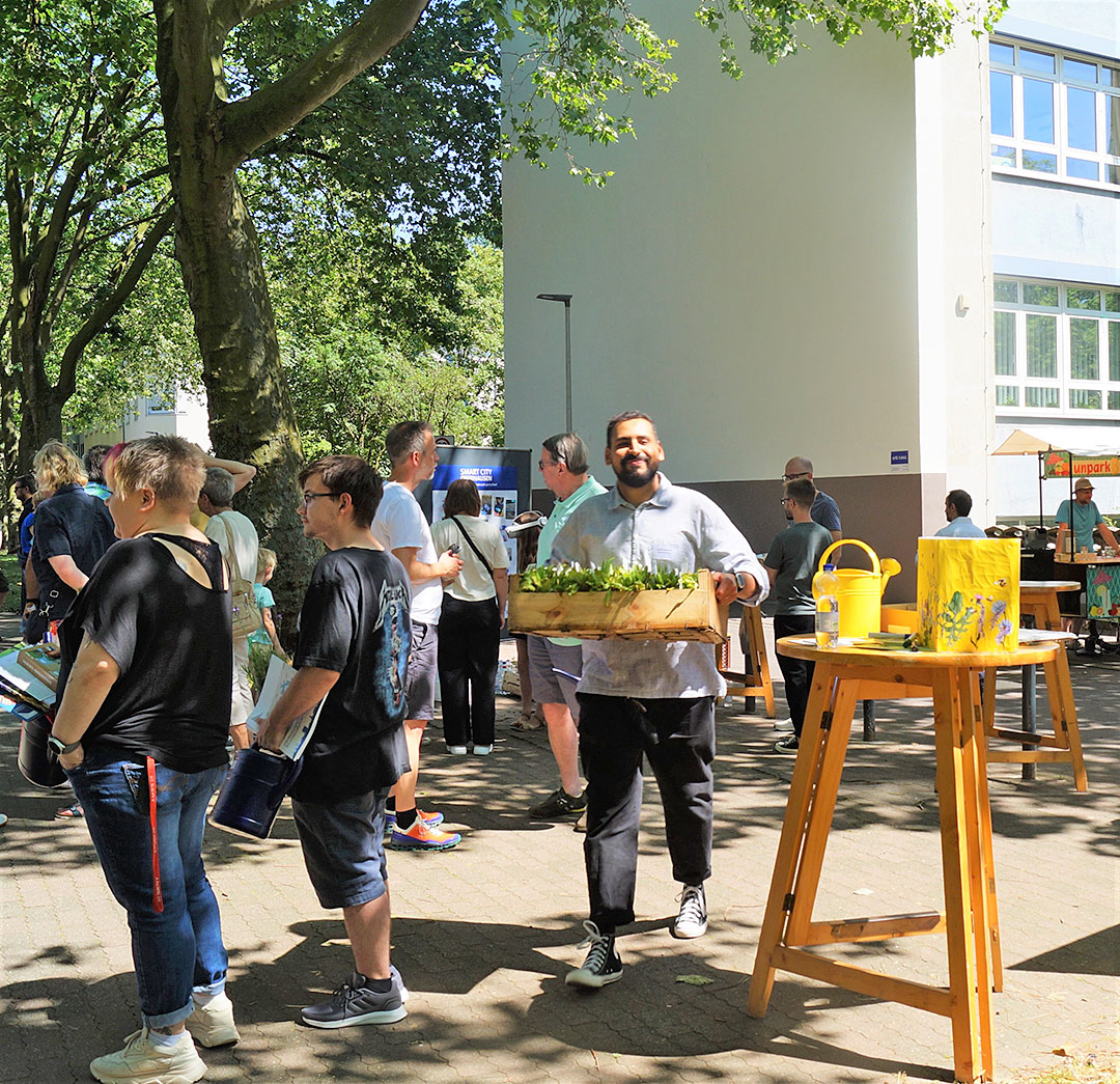 Mann mit Pflanzen auf der Infobörse im Marienviertel