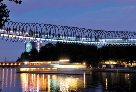 Bild: Abend am Rhein-Herne-kanal mit Gasometer und Rehberger Brücke (Foto: Tourismus & Marketing Oberhausen GmbH)