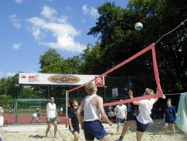 Beachvolleyball in der open airea (Foto: AWO / ZAQ-Archiv)