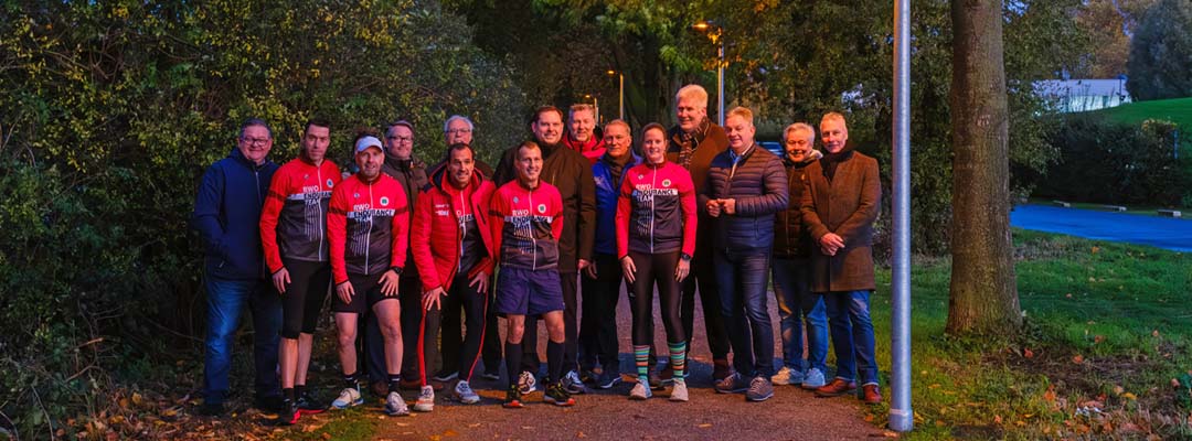 Oberbürgermeister Daniel Schranz mit weiteren Vertretern aus Politik und Verwaltung sowie einer Gruppe vom RWO-Endurance Lauf-Team bei der Eröffnung der jetzt beleuchteten Laufstrecke am Rhein-Herne-Kanal